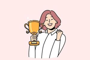 felicissimo giovane donna con oro trofeo nel mani celebrare vincere o vittoria. sorridente donna d'affari con d'oro premio eccitato con personale realizzazione o successo. vettore illustrazione.