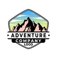 modello di progettazione di logo emblema avventura di montagna vettore