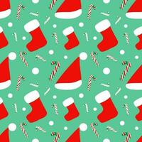 Natale senza soluzione di continuità modello con Santa cappello, calzini e caramella bastone, rosso e bianca su verde sfondo. vettore