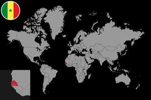 mappa pin con bandiera senegal sulla mappa del mondo. illustrazione vettoriale. vettore