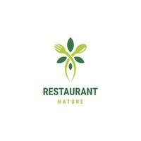 cucchiaio e forchetta foglia con natura ristorante logo design modello piatto vettore