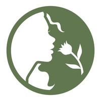 organico, eco, naturale Prodotto logo. donna silhouette su verde sfondo. femmina con fiore. naturale cosmetico logotipo. il giro icona isolato su bianca. attraente donna silhouette vettore illustrazione.
