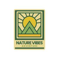 Vintage ▾ natura montagna avventura logo distintivo vettore illustrazione. bene per etichetta distintivo o maglietta design