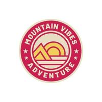 Vintage ▾ avventura montagna natura logo distintivo vettore illustrazione, grande per design distintivo adesivi e magliette