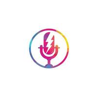 Podcast logo con tuono. microfono vettore logo design.