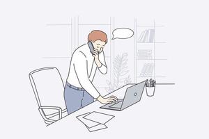 Lavorando nel ufficio, comunicazione concetto. giovane uomo d'affari ufficio lavoratore cartone animato personaggio in piedi parlando su Telefono mentre digitando su il computer portatile vettore illustrazione