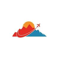 aereo e montagna vettore logo design. viaggio logo design. aereo con montagna logo