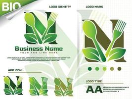 salutare cibo lettera n logo design con creativo verde foglia vettore