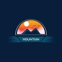 montagna logo design nel il pomeriggio, tramonto vettore