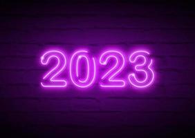 2023 nuovo anno raggiante rosa neon cartello su viola mattone parete. vettore illustrazione contento nuovo anno neon realistico cartello striscione, stagione moda design