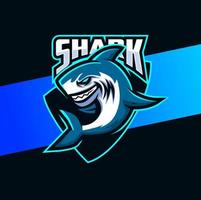 aggressivo pazzo squalo portafortuna personaggio logo design con distintivo per sport gioco vettore