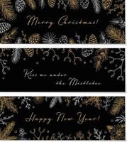 impostato di allegro Natale e contento nuovo anno orizzontale saluto carte con mano disegnato d'oro sempreverde e vischio rami, agrifoglio frutti di bosco su nero sfondo. vettore illustrazione nel schizzo stile