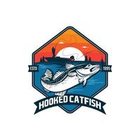 pesce gatto vettore illustrazione nel distintivo design stile, Perfetto per maglietta design e pesca club logo