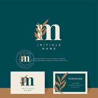 lettera m con foglia bellezza vettore logo design di iniziale nozze, moda, boutique, floreale e botanico