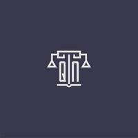 qn iniziale monogramma per studio legale logo con bilancia vettore Immagine