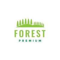 verde foresta con pino alberi all'aperto logo design vettore