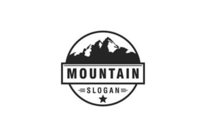 ispirazione per il design del logo hipster di montagna, viaggio, avventura vettore