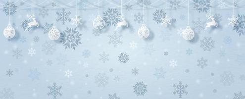 decorato Natale palla e oggetti simbolo di Natale appendere su silhouette neve fiocchi modello con spazio per testi e blu sfondo. Natale saluto carta e manifesto nel vettore e bandiera design