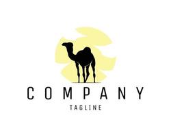 cammello silhouette logo isolato su bianca sfondo mostrando a partire dal lato. migliore per distintivi, emblemi, icone e per il animale industria. vettore illustrazione a disposizione nel eps 10.