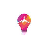 Chiesa logo disegni con montagna, minimalista logo. persone Chiesa vettore lampadina forma concetto logo design modello. Chiesa e cristiano organizzazione logo.