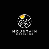 modello di progettazione del logo di montagna vettore