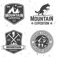 Vintage ▾ tipografia design con alpinisti e montagna silhouette. vettore