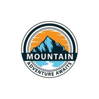 montagna avventura await logo distintivo illustrazione. vettore grafico per all'aperto avventura cartello simbolo.