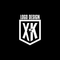 xk iniziale gioco logo con scudo e stella stile design vettore