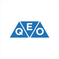 eq triangolo forma logo design su bianca sfondo. eq creativo iniziali lettera logo concetto. vettore