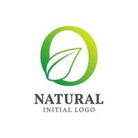 lettera o con foglia naturale iniziale vettore logo design