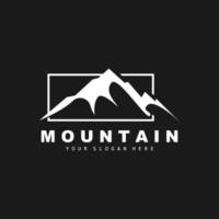 design del logo di montagna, luogo vettoriale per escursionisti amanti della natura