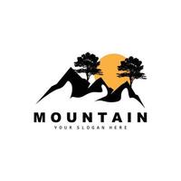 design del logo di montagna, luogo vettoriale per escursionisti amanti della natura