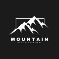 design del logo di montagna, luogo vettoriale per escursionisti amanti della natura