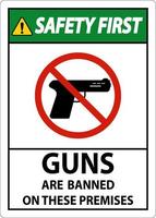 sicurezza primo divieto cartello pistole, no pistole cartello su bianca sfondo vettore