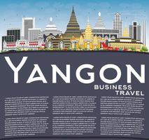 Yangon orizzonte con grigio edifici, blu cielo e copia spazio. vettore
