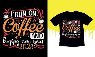io correre su caffè e contento nuovo anno 2023, contento nuovo anno t camicia disegno, lettering vettore illustrazione isolato su nero sfondo, nuovo anno adesivi quote, Borsa, tazze, carta, regalo.