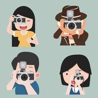 fotografo che scatta foto in pose diverse vettore