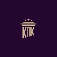 kk iniziale monogramma logo design per studio legale avvocati con pilastro vettore Immagine