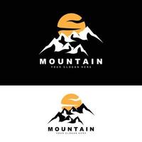 design del logo di montagna, luogo vettoriale per escursionisti amanti della natura