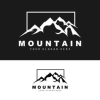 design del logo di montagna, luogo vettoriale per escursionisti amanti della natura