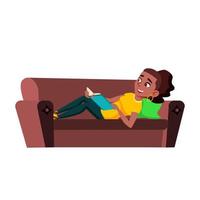 adolescente ragazza lettura divertente libro su divano vettore