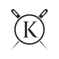 lettera K sarto logo, ago e filo combinazione per ricamare, tessile, moda, stoffa, tessuto modello vettore