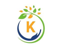 lettera K beneficenza logo con mano, foglia e concetto. mano cura fondazione logotipo vettore