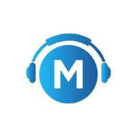 lettera m musica logo design. dj musica e Podcast logo design cuffie concetto vettore