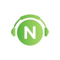 lettera n musica logo design. dj musica e Podcast logo design cuffie concetto vettore