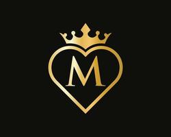 lettera m logo con corona e amore forma vettore