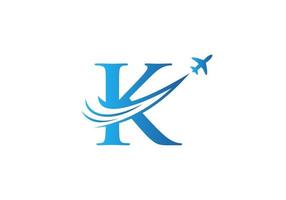 lettera K viaggio logo design concetto con volante aereo simbolo vettore