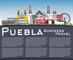 Puebla Messico città orizzonte con colore edifici, blu cielo e copia spazio. vettore