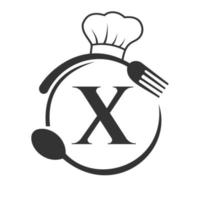 ristorante logo su lettera X concetto con capocuoco cappello, cucchiaio e forchetta per ristorante logo vettore