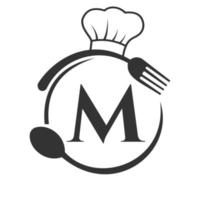 ristorante logo su lettera m concetto con capocuoco cappello, cucchiaio e forchetta per ristorante logo vettore
